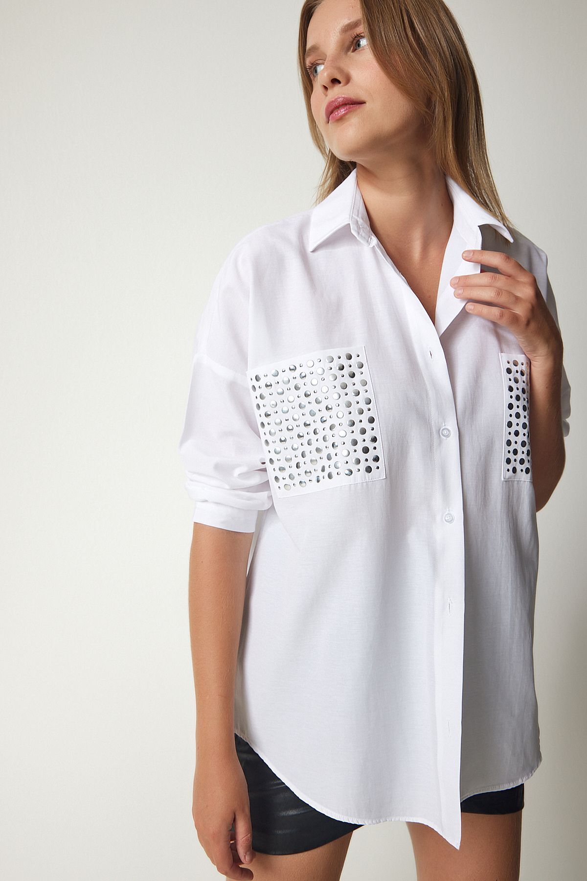 ALESGEROV Kadın Beyaz Metal Cep Detaylı Oversize Dokuma Gömlek