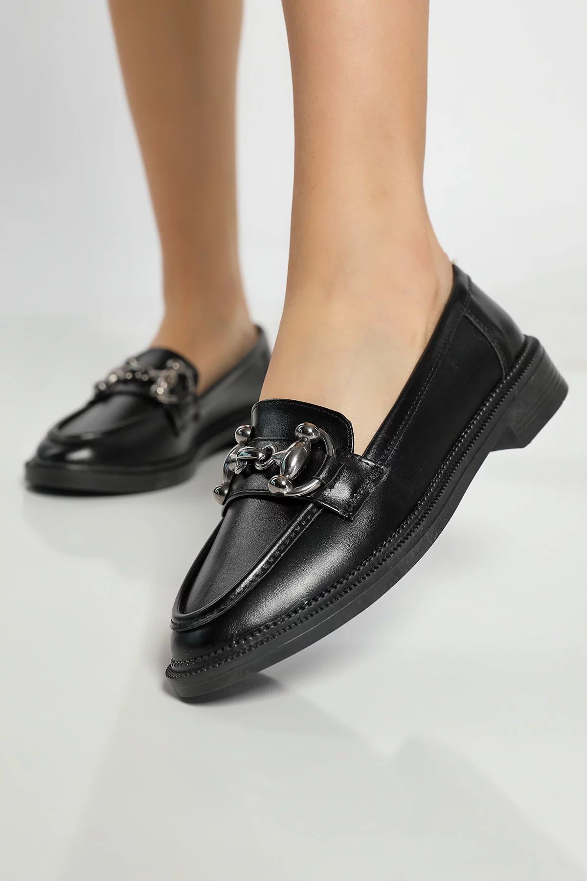 Julude Siyah Tarz Tokalı Kadın Günlük Ayakkabı