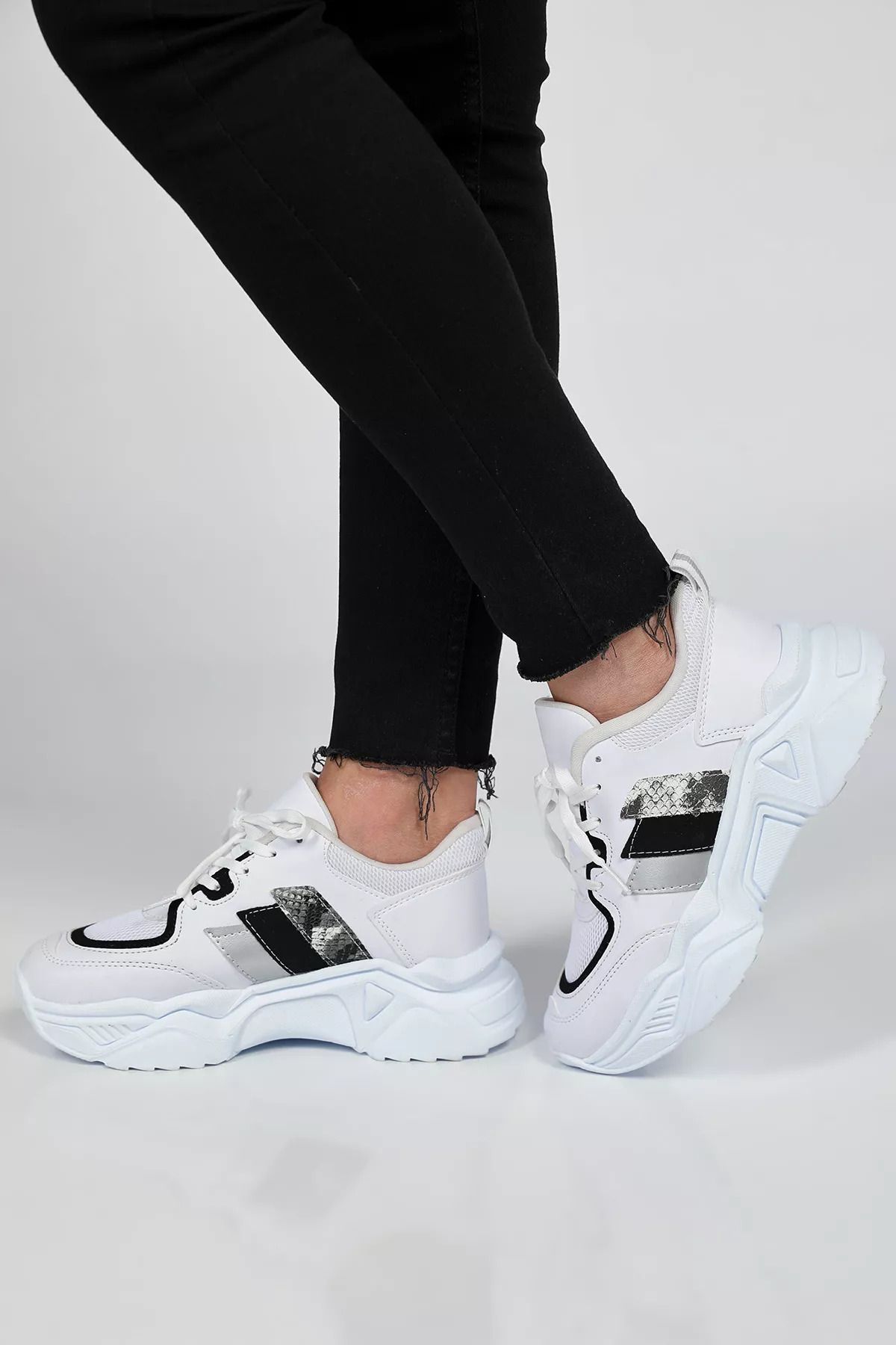 Julude Beyazsiyah Yüksek Taban Bağcıklı Günlük Kadın Spor Ayakkabı