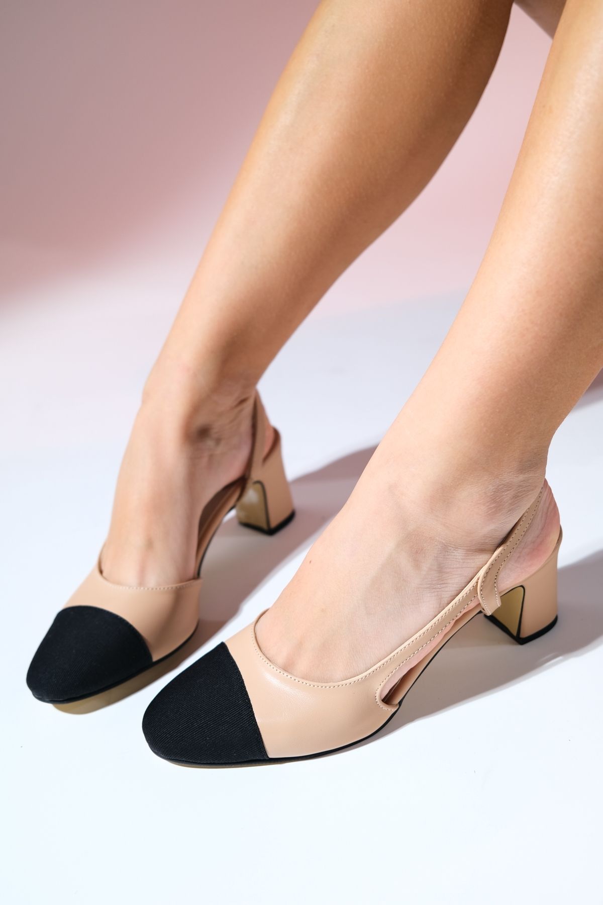 luvishoes S3 Bej Cilt Siyah Kadın Burnu Kapalı Kalın Topuklu Sandalet