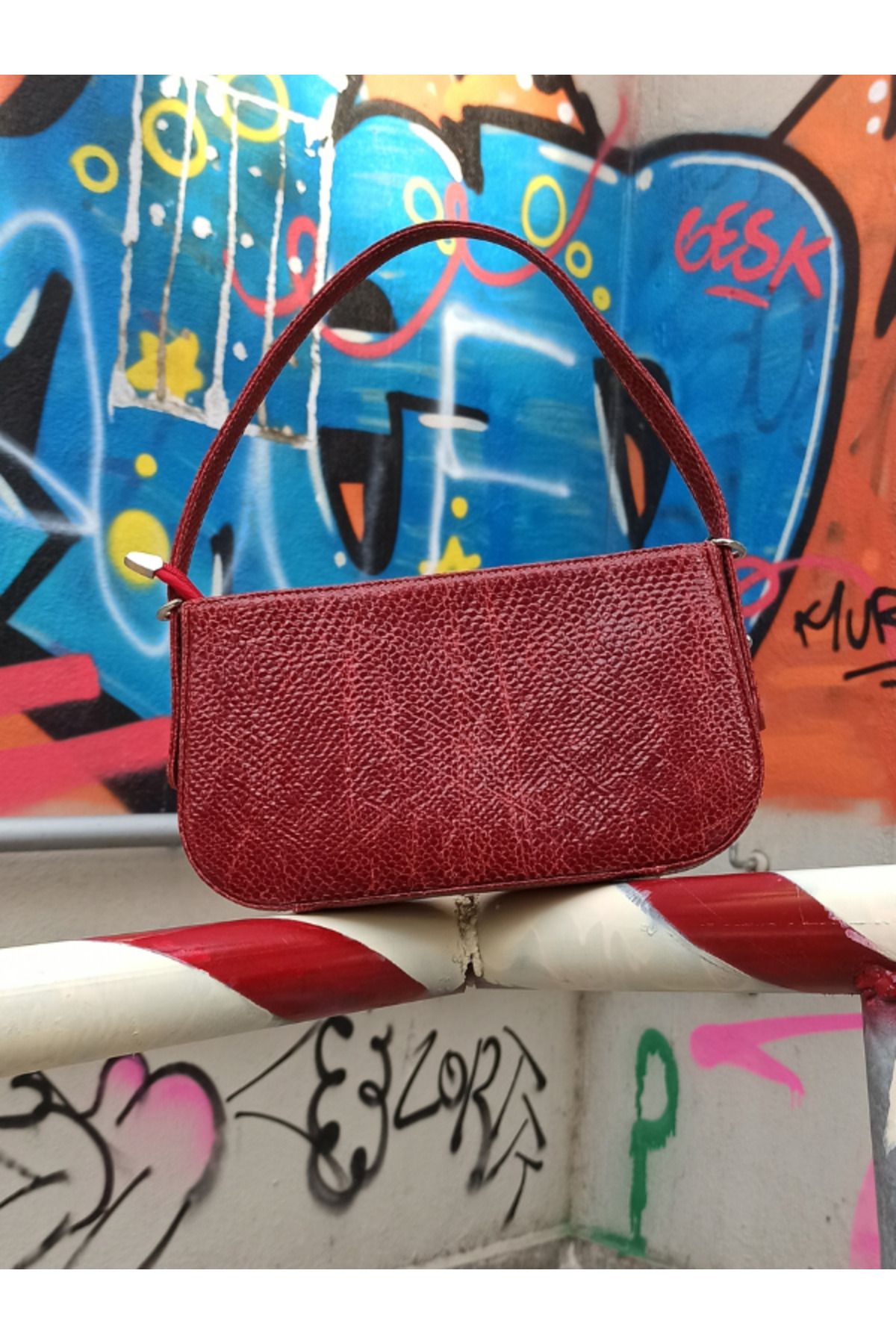 Pinkylola İkon model Bordo kırmızı  yılan baskılı hakıkı derı degrade  askı detaylı Omuz çantası
