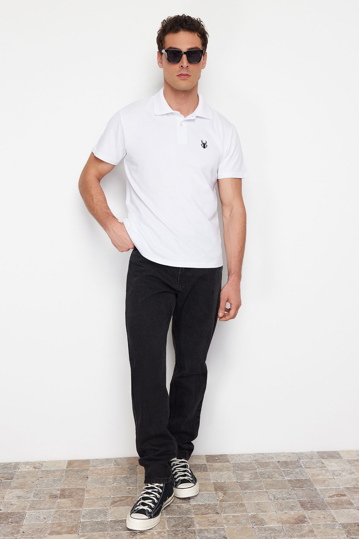 TRENDYOL MAN Beyaz Erkek Regular/Normal Kesim Geyik Desenli Polo Yaka T-shirt TMNSS24PO00027