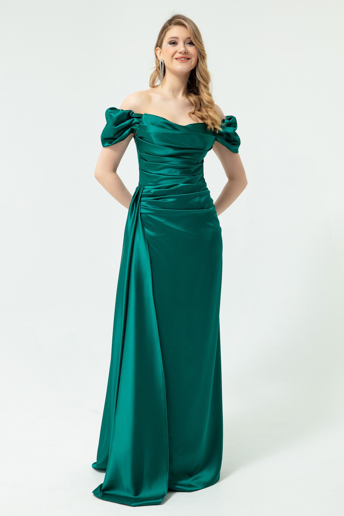 Lafaba Kadın Zümrüt Yeşili Kayık Yaka Kuyruklu Uzun Saten Abiye & Mezuniyet Elbisesi