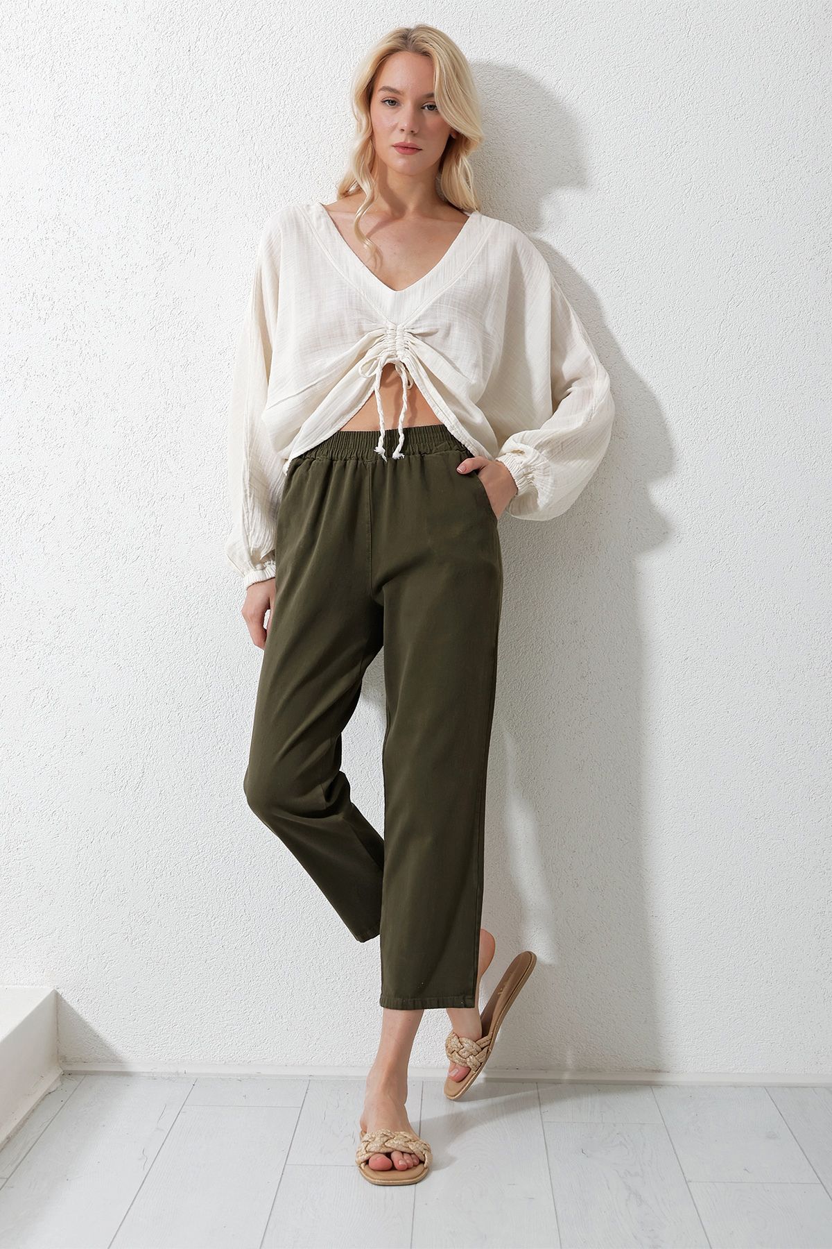 Trend Alaçatı Stili Kadın Haki Beli Lastikli Çift Cepli Gabardin Pantolon ALC-X11938