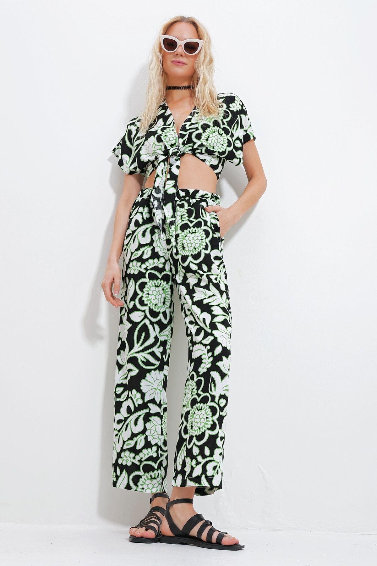 Trend Alaçatı Stili Kadın Yeşil Desenli Bağlamalı Crop Bluz Ve Cepli Pantolon Alt Üst Dokuma Takım Alc-X11745