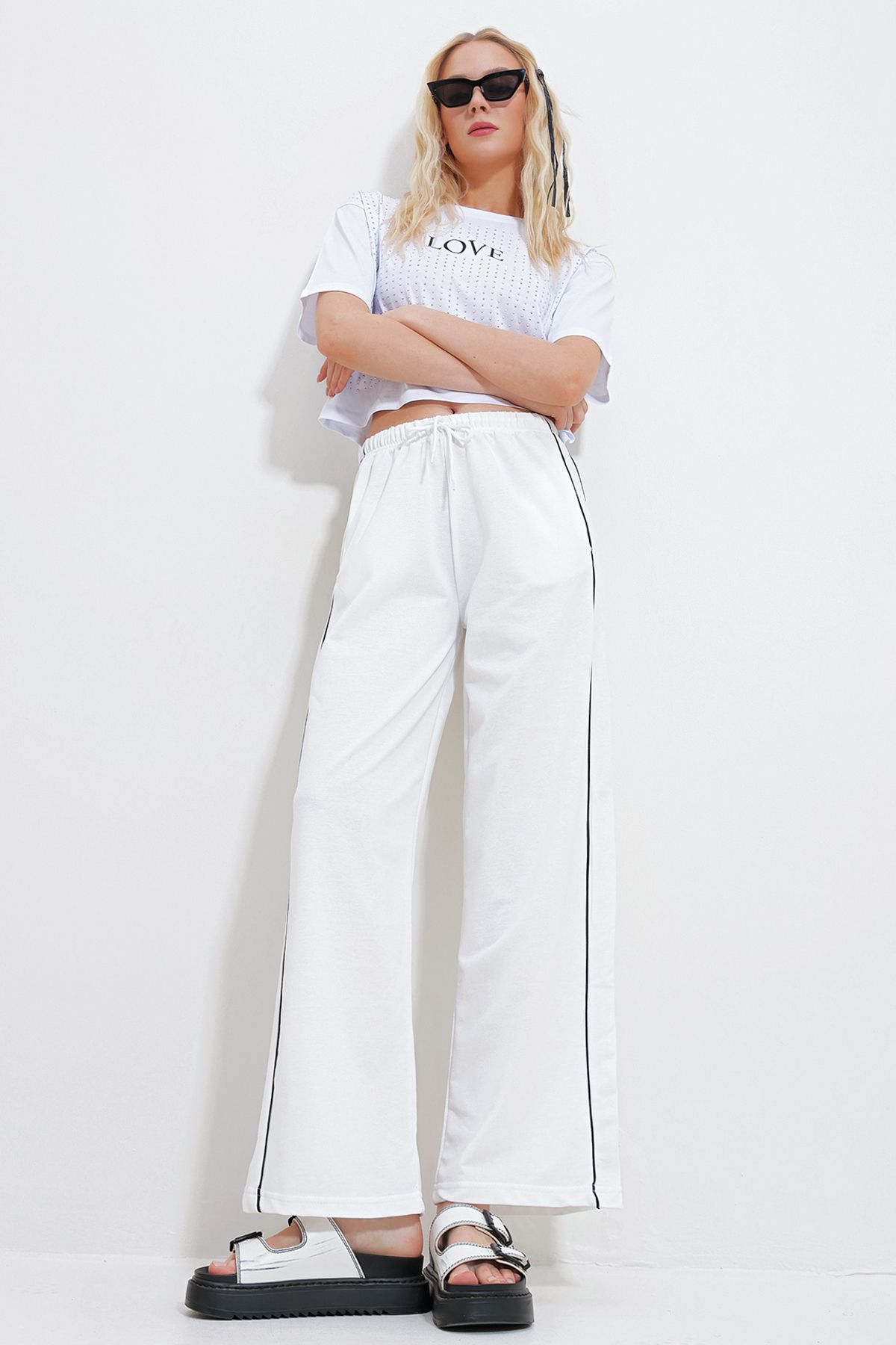 Trend Alaçatı Stili Kadın Beyaz Çift Cepli Yanları Biyeli Bol Paça Eşofman Altı ALC-X11984