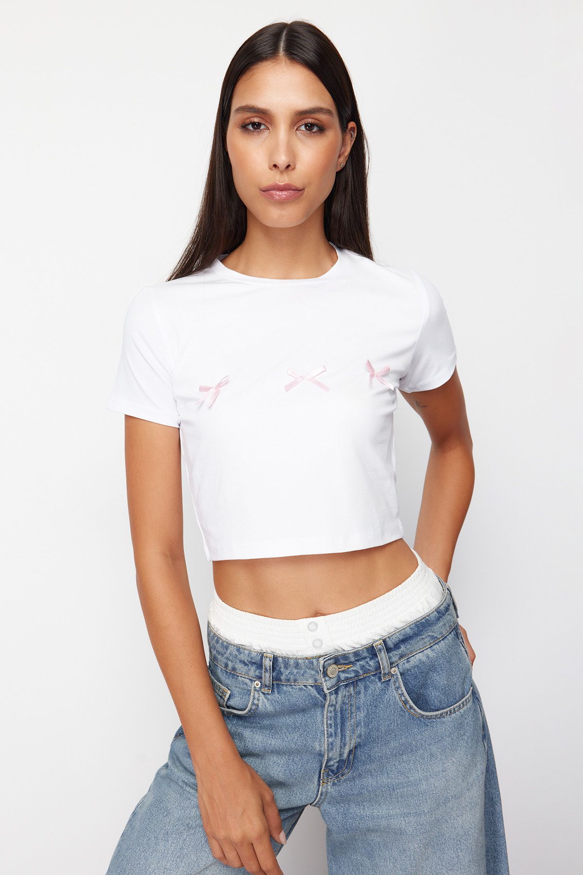 TRENDYOLMİLLA Beyaz Fiyonk Detaylı Crop Kısa Kollu Örme T-Shirt TWOSS24TS00248