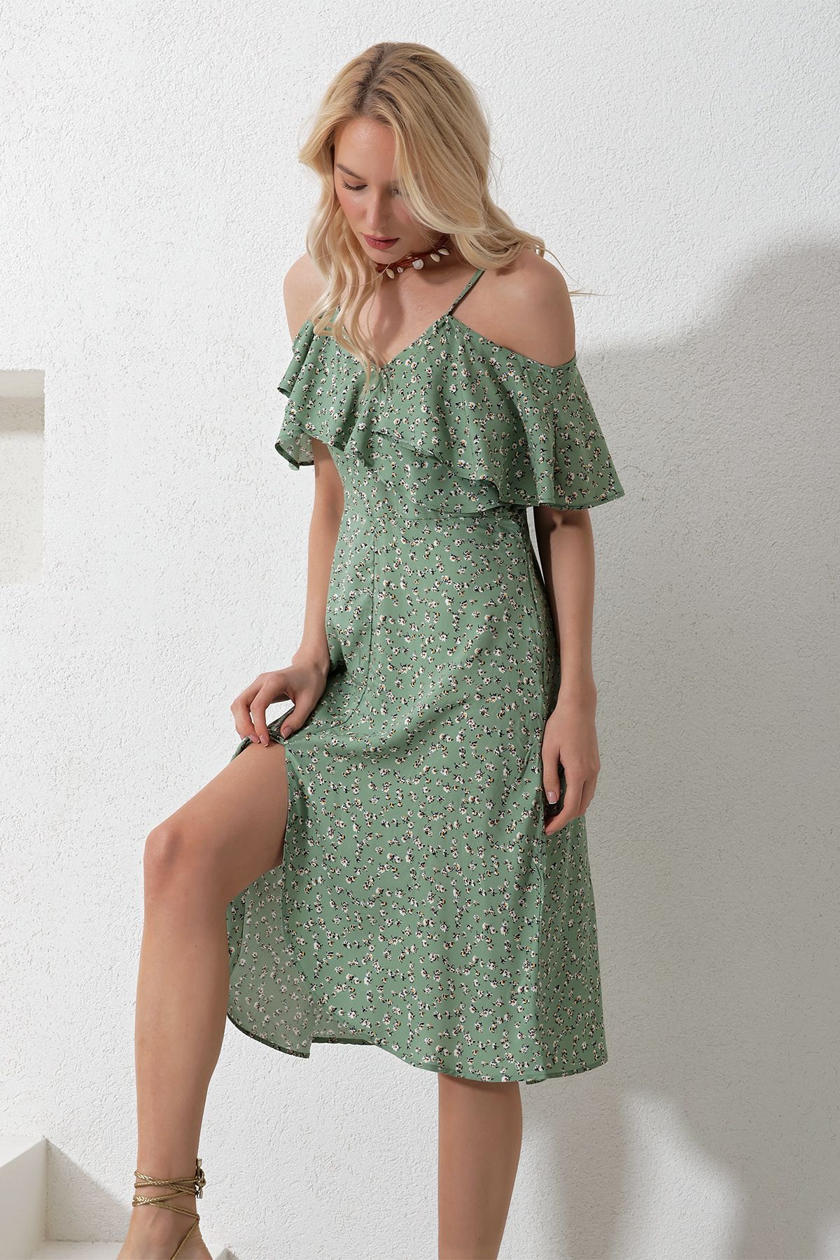 Trend Alaçatı Stili Kadın Haki İp Askılı Önü Fırfırlı Çiçek Desenli Dokuma Elbise Alc-X11743