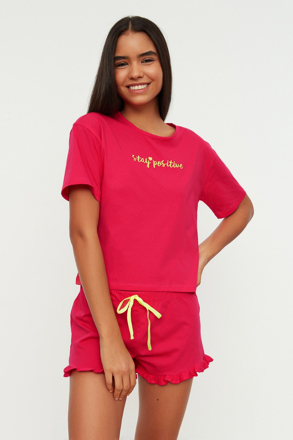 TRENDYOLMİLLA Fuşya %100 Pamuk Nakışlı Fırfır Detaylı T-shirt-Şort Örme Pijama Takımı THMSS20PT0165