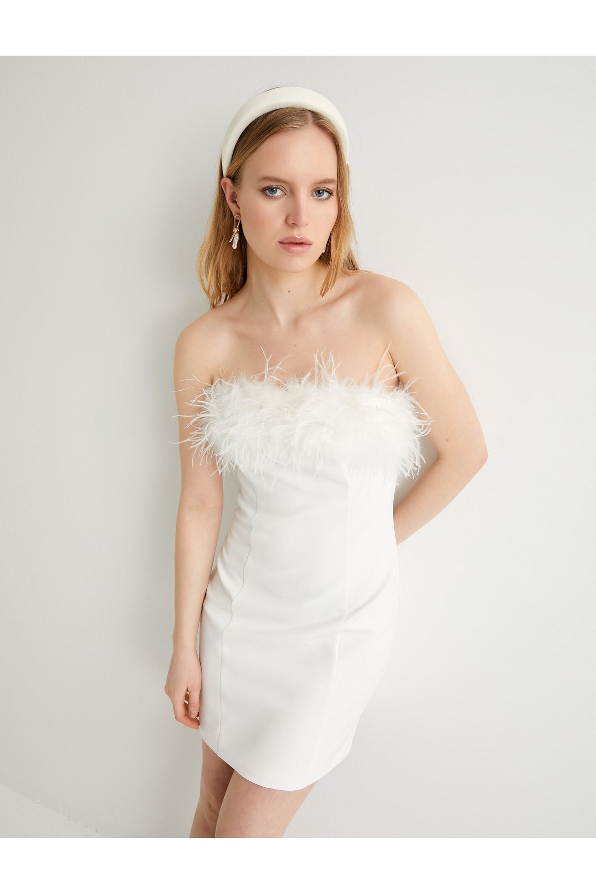 Koton Mini Straplez Elbise Bridal Otriş Tüy Detaylı Slim Fit Astarlı