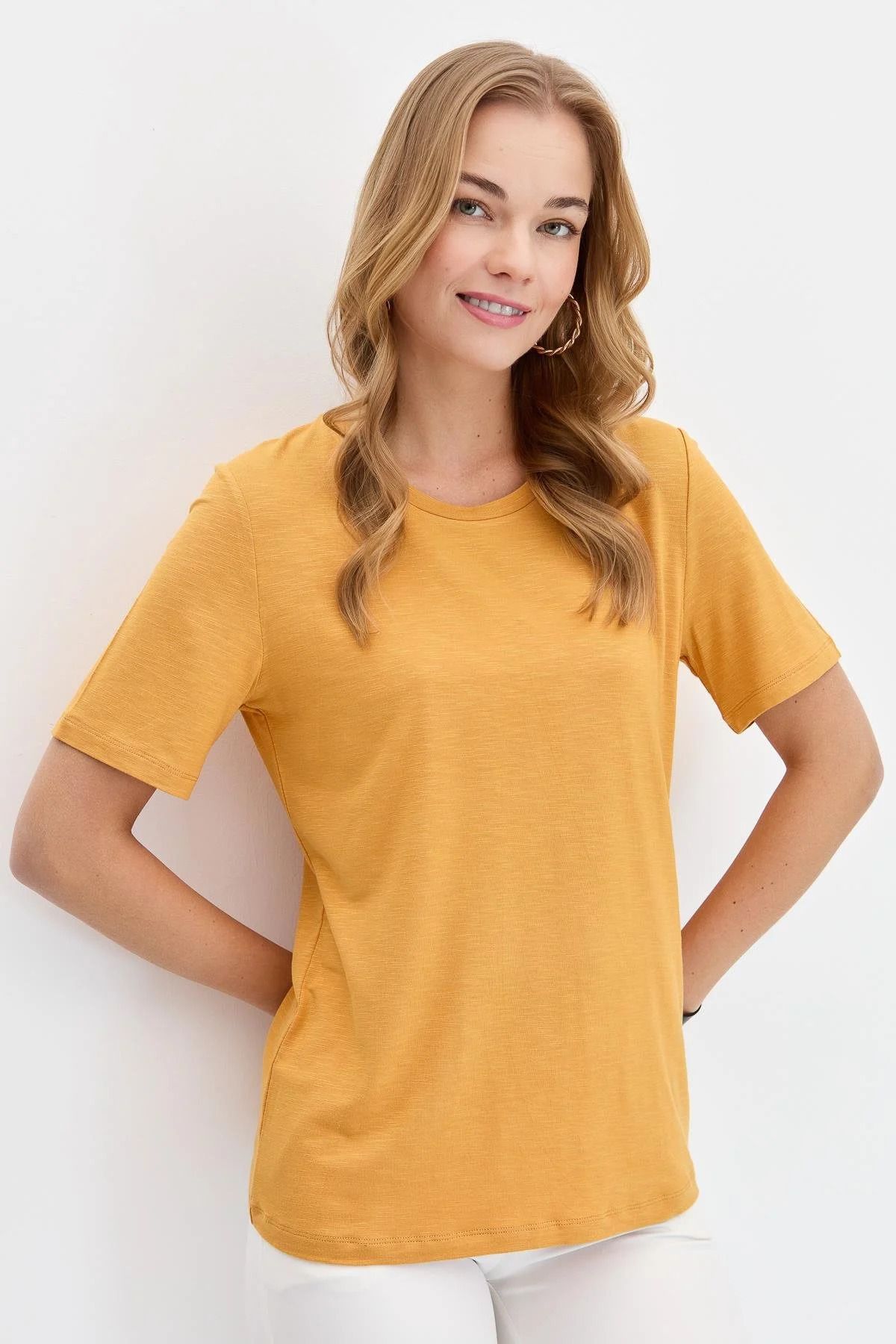 Desen Triko Kadın Sıfır Yaka Flamlı Kumaş Penye T-Shirt KMY24084 Hardal