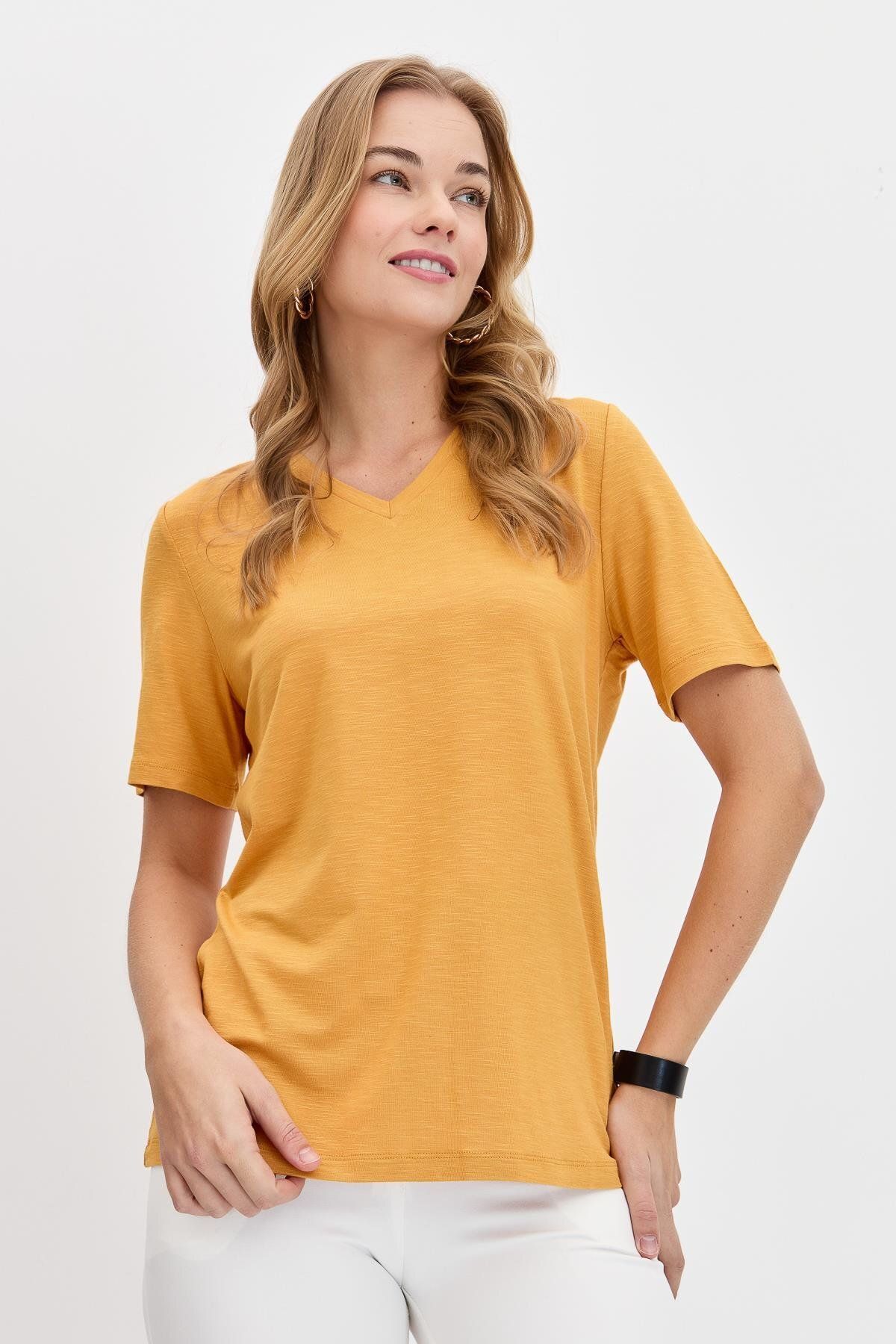 Desen Triko Kadın V Yaka Flamlı Kumaş Basic T-Shirt KMY24085 Hardal