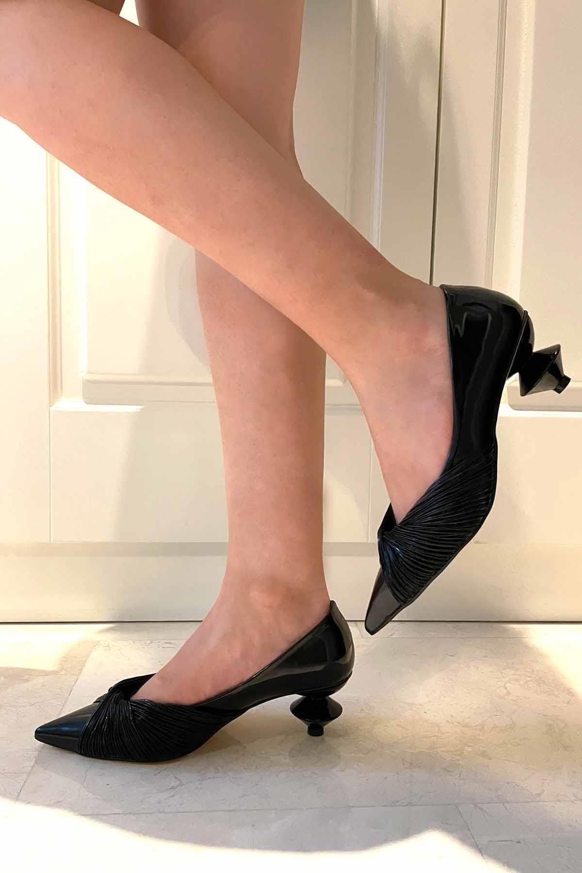 Bambi Siyah Rugan Kadın Dolgu Topuklu Ayakkabı K01188123608