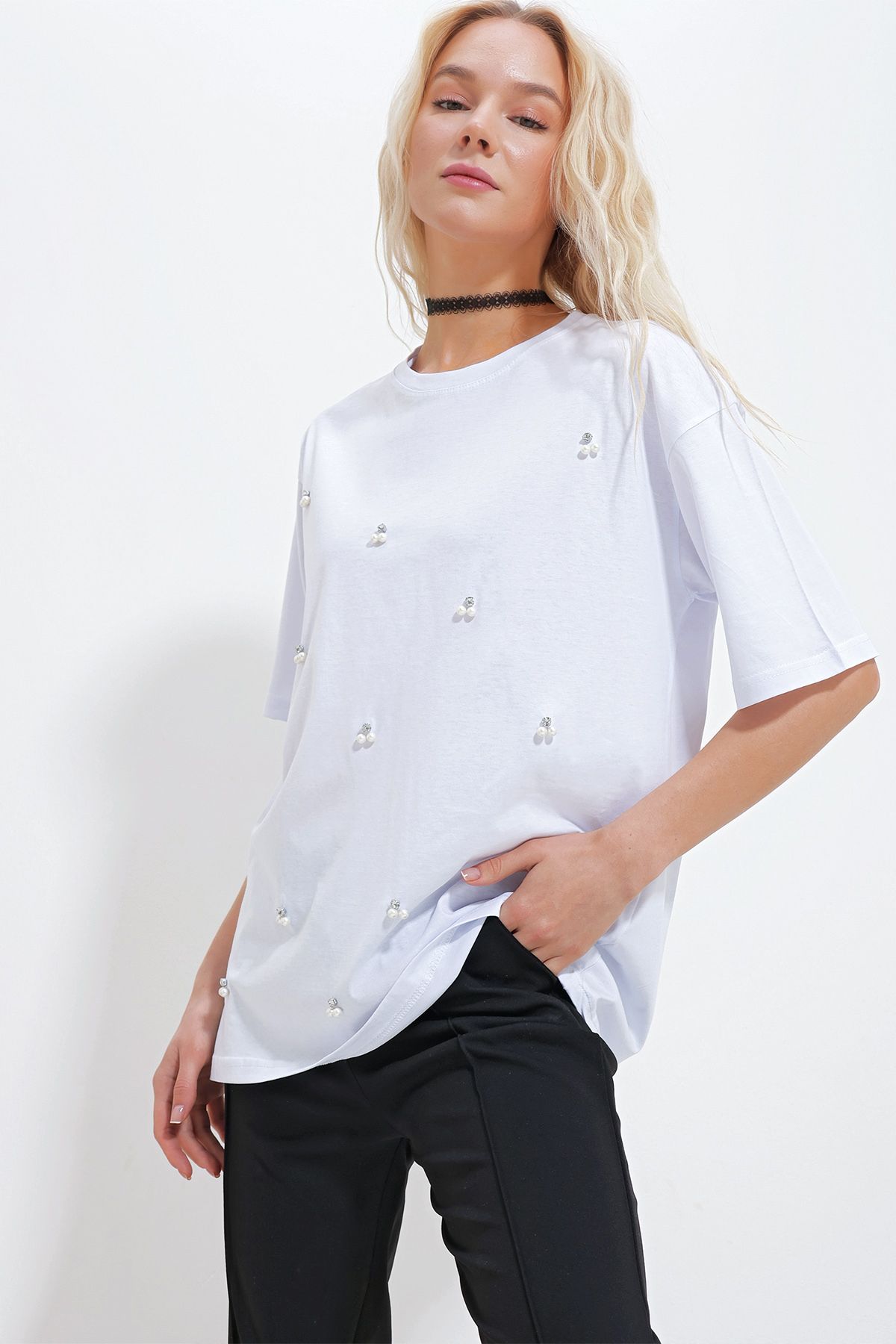 Trend Alaçatı Stili Kadın Beyaz Bisiklet Yaka Oversize İnci Ve Taş İşlemeli T-Shirt ALC-X11964
