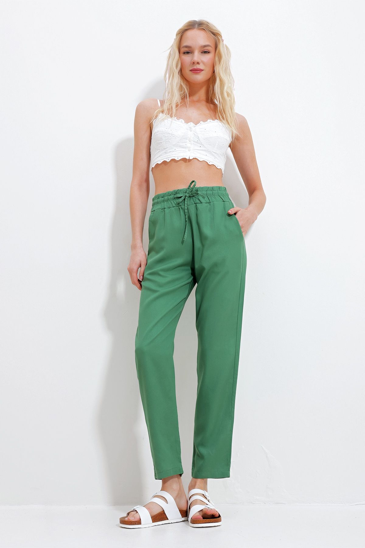 Trend Alaçatı Stili Kadın Yeşil Çift Cepli Gabrdin Pantolon ALC-X11974
