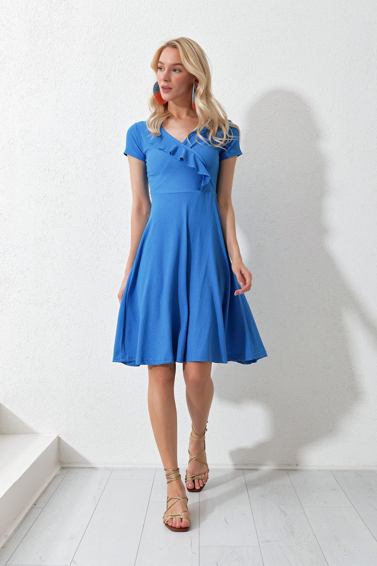 Trend Alaçatı Stili Kadın Mavi V Yaka Yakası Fırfırlı Midiboy Örme Elbise ALC-X11774