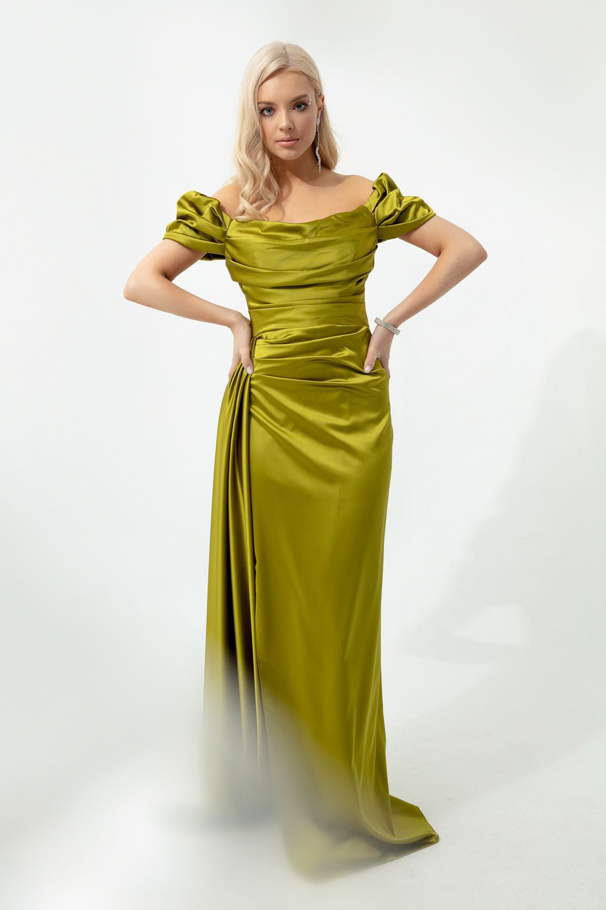 Lafaba Kadın Fıstık Yeşili Kayık Yaka Kuyruklu Uzun Saten Abiye & Mezuniyet Elbisesi