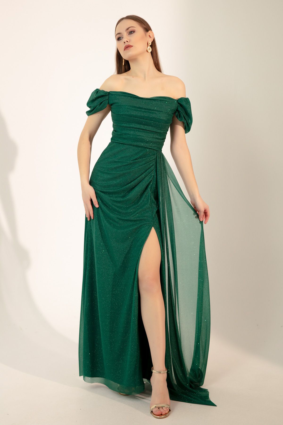 Lafaba Kadın Zümrüt Yeşili Kayık Yaka Drapeli Yırtmaçlı Uzun Simli Abiye Elbise
