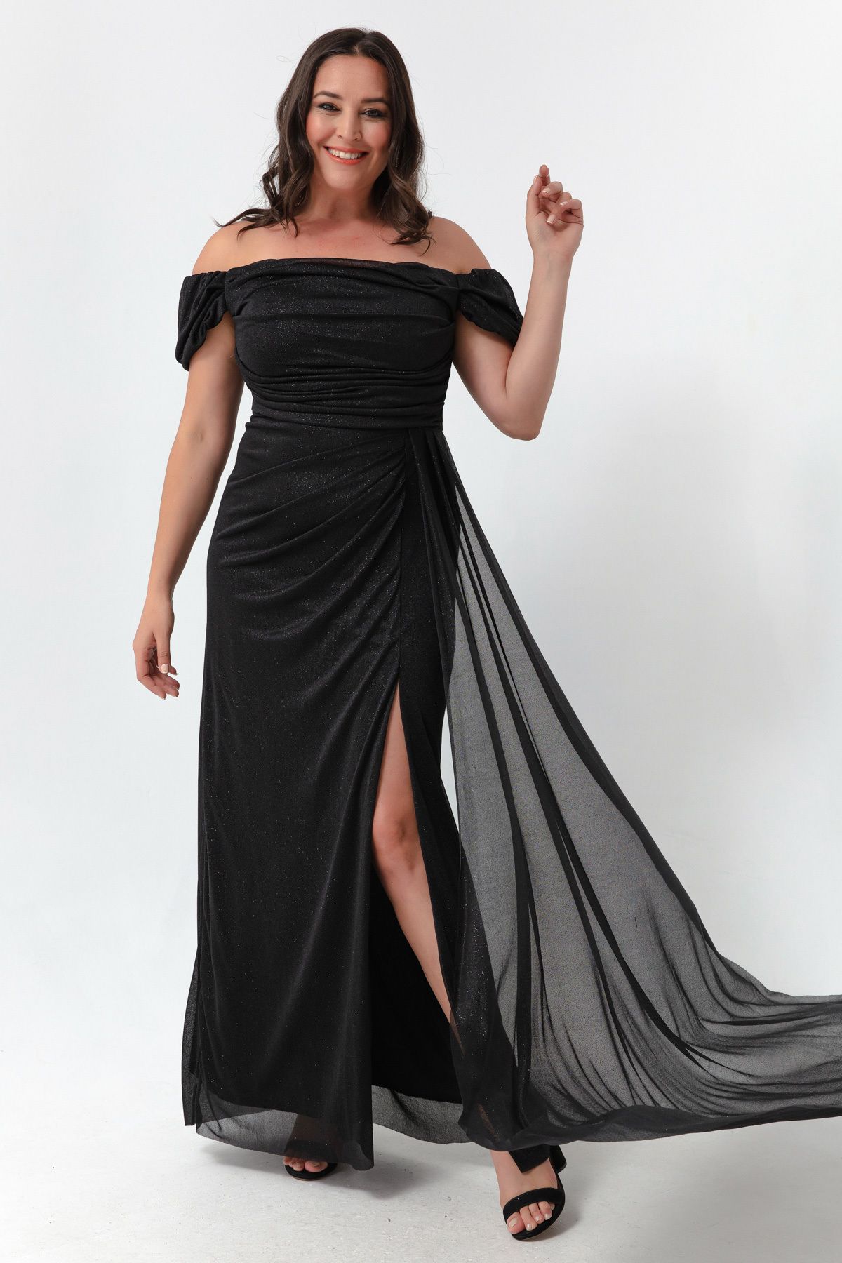 Lafaba Kadın Siyah Kayık Yaka Drapeli Yırtmaçlı Uzun Simli Abiye Elbise