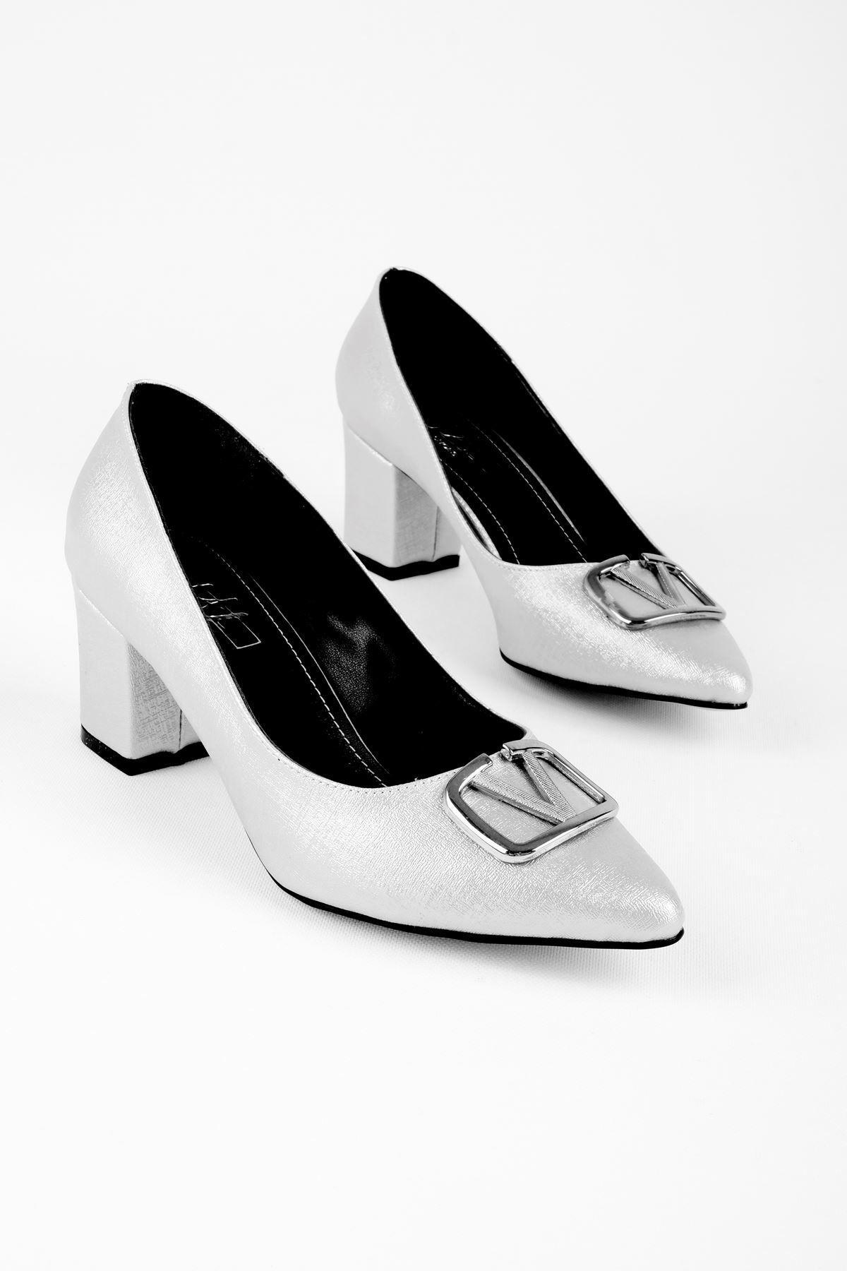 LAL SHOES & BAGS Daisy Kadın Topuklu Ayakkabı Metal V Detaylı-Açık Gri
