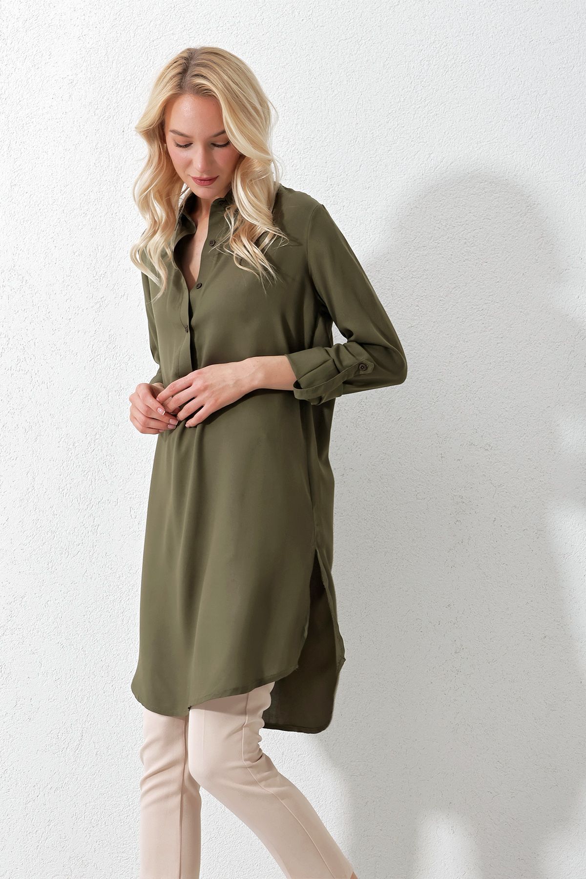 Trend Alaçatı Stili Kadın Haki Gömlek Yaka Yarım Patlı Uzun Dokuma Tunik ALC-X11827