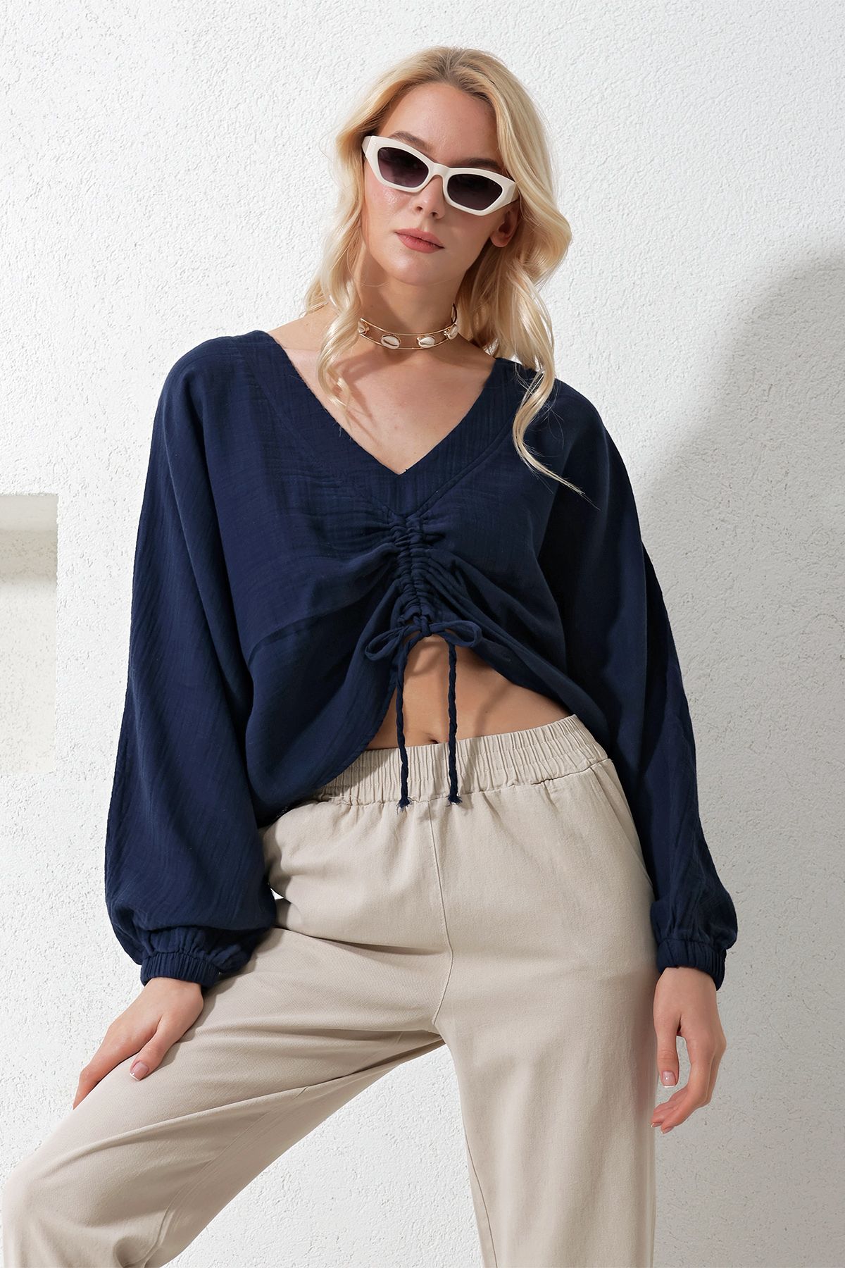 Trend Alaçatı Stili Kadın Lacivert V Yaka Önü Büzgülü Müslin Dokuma Bluz ALC-X11935