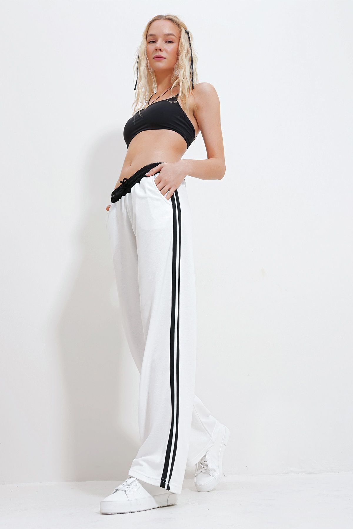 Trend Alaçatı Stili Kadın Beyaz Beli Lastikli Çift Şeritli Pazalazzo Eşofman Altı ALC-X11969