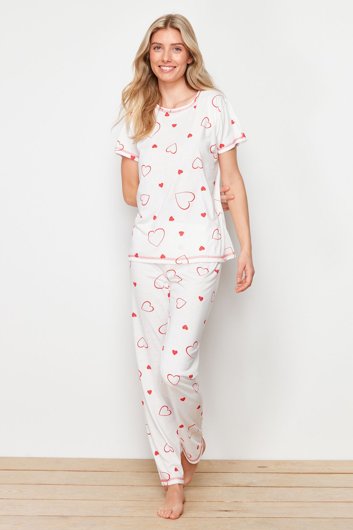 TRENDYOLMİLLA Beyaz-Kırmızı Kalpli Örme Pijama Takımı THMSS24PT00358