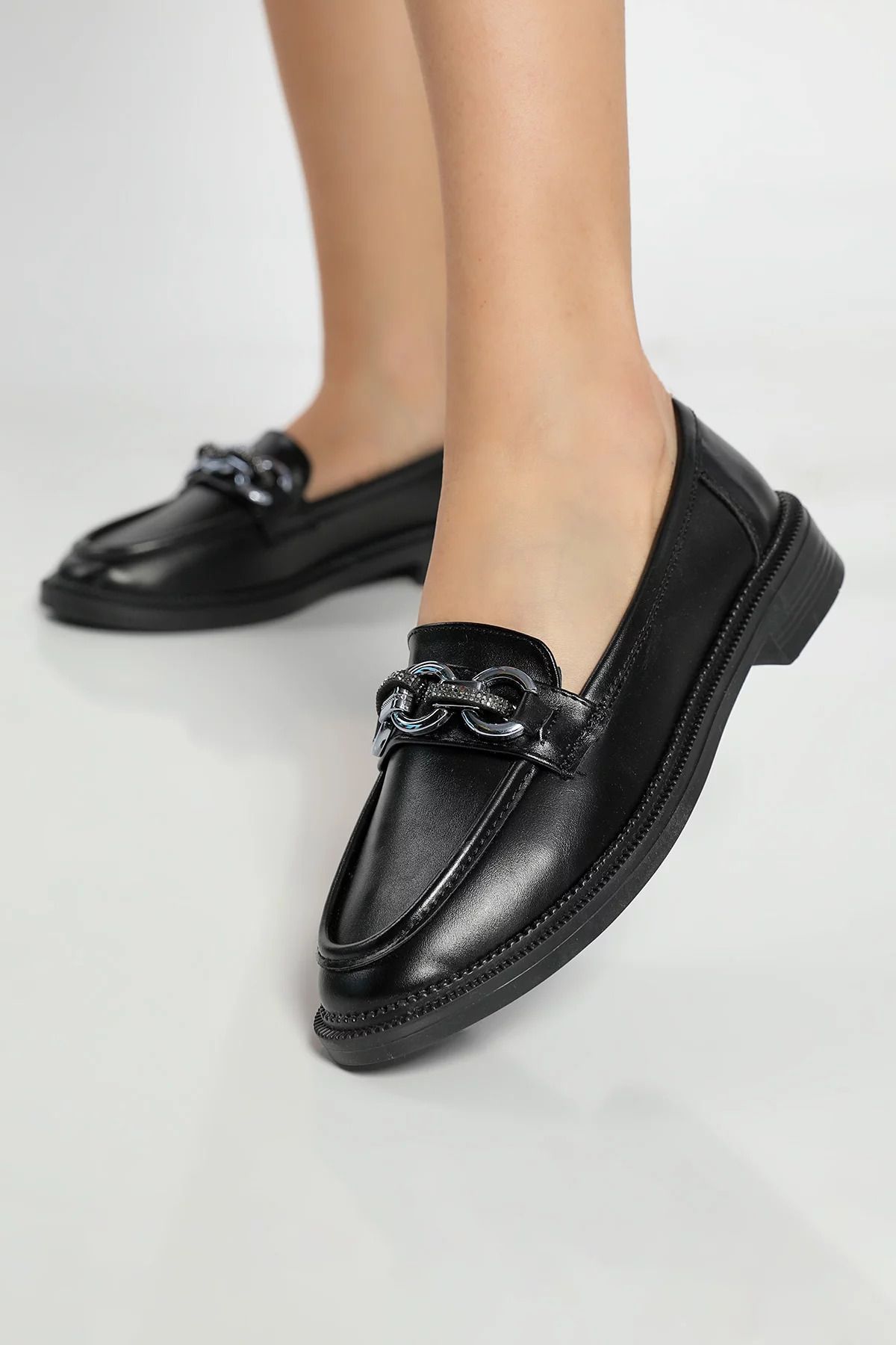 Julude Siyah Taş Detaylı Kadın Günlük Ayakkabı