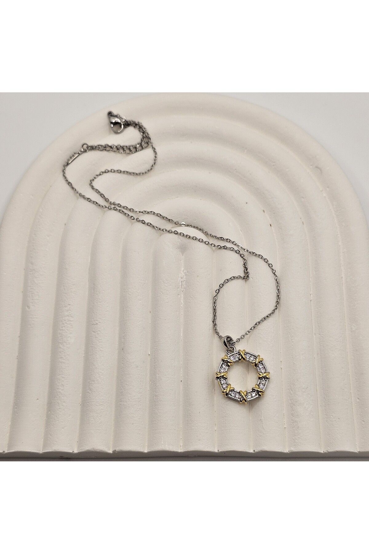 Ari Jewelry Zarif ve Dayanıklı: Gümüş Renkli Zirkon Taşlı Çelik Kolye