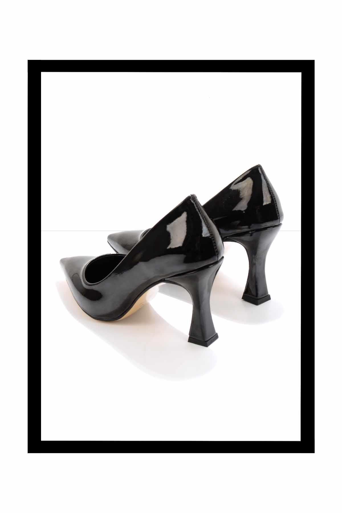 Bambi Siyah Rugan Kadın Klasik Topuklu Ayakkabı K01575020708