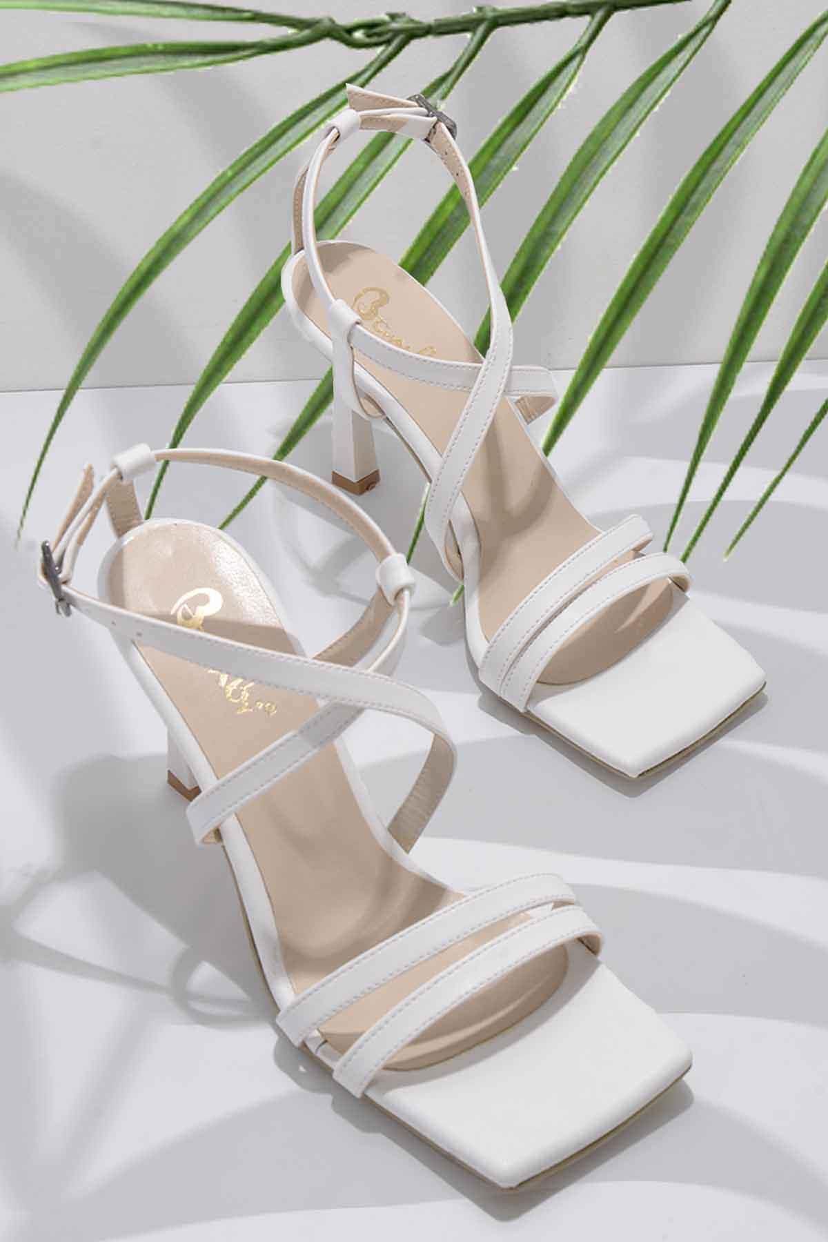 Bambi Beyaz Kadın Klasik Topuklu Ayakkabı K01527250309