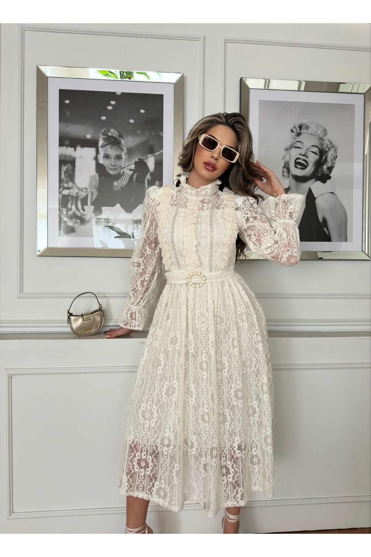 1Moda1Tarz Kadın Beyaz Dantel Ve Krep Kumaş Taş Aksesuar Broşlu Kuşak İçi Astarlı Maxi Tasarım Elbise