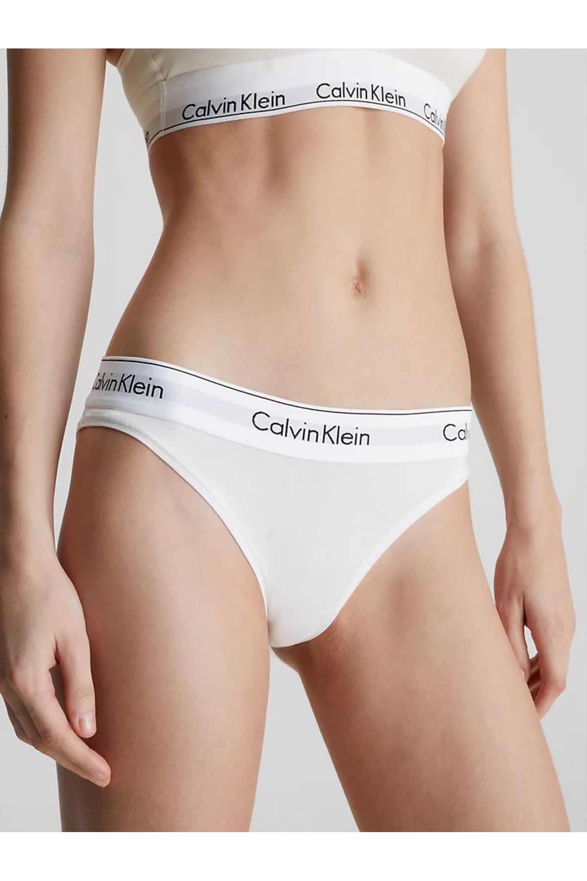 Calvin Klein Kadın Marka Logolu Orta Yüksek Belli Nefes Alabilir Rahat Kumaşlı Gündelik Kullanıma Uygun Beyaz Kül