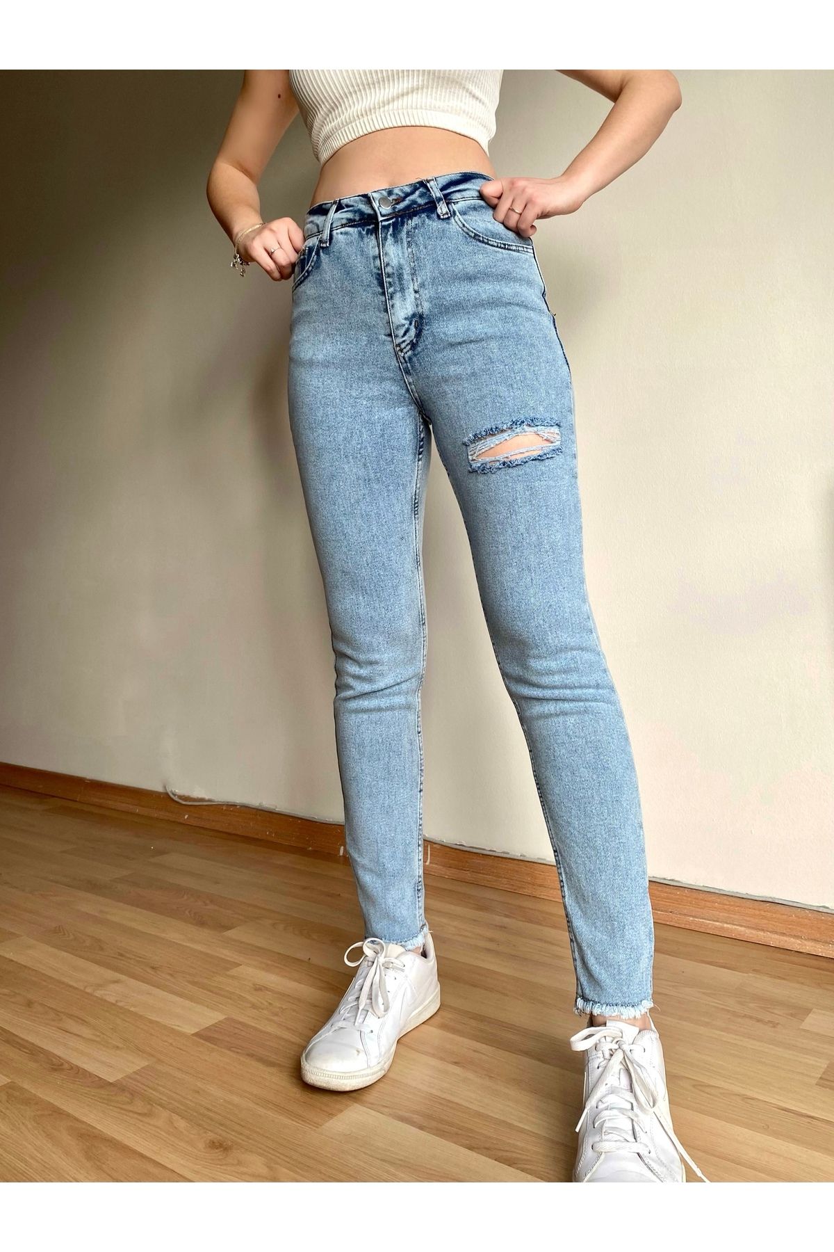 Butik Kadın Yüksek Bel Açık Mavi Likralı Dar Paça Yırtık Detaylı Jeans Kot Pantolon