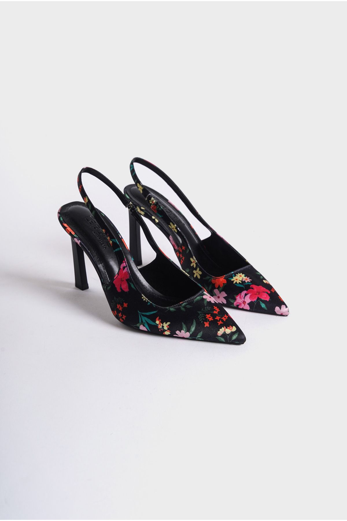 Capone Outfitters Arkası Açık Sivri Burunlu Yüksek Topuklu Çiçek Desenli Kadın Ayakkabı