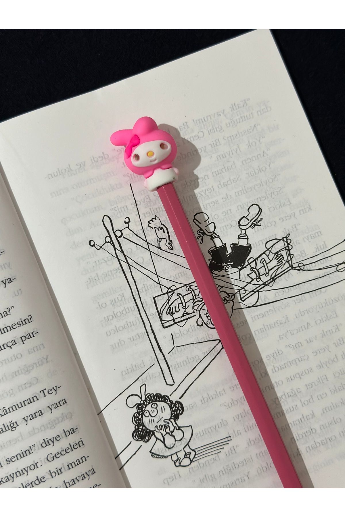 odaburada Pembe Bebek Figürü Sevimli Kalem Süsü-Kalem Başlığı
