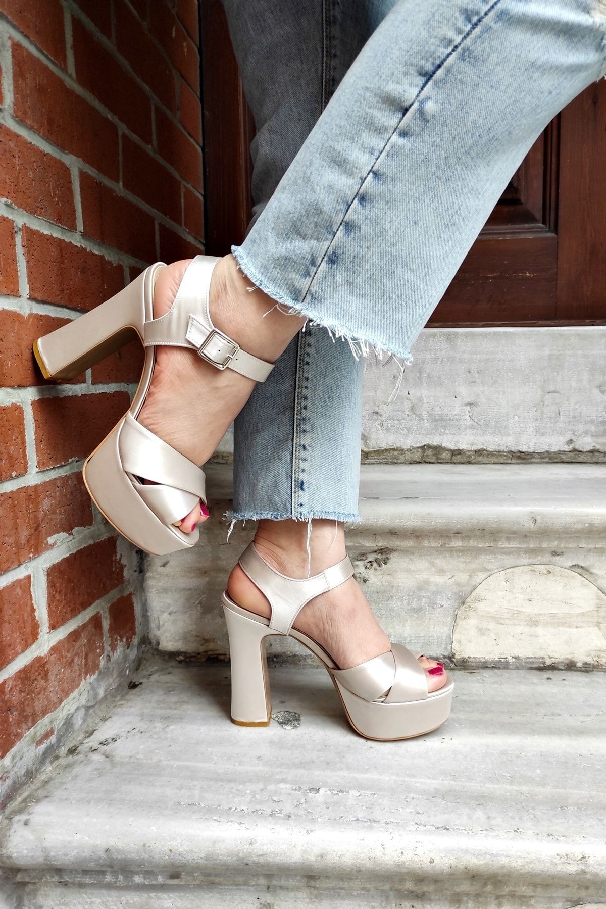 CL CALZATURE Kalın Topuk Platformlu Çapraz Bantlı Açık Ten Saten Kadın Ayakkabı