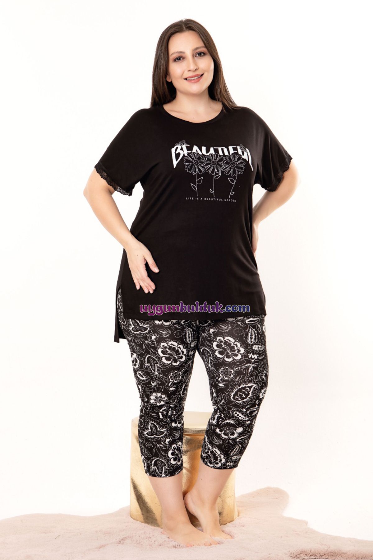 UygunBulduk Siyah Renk ve Çiçek Desenli Lady 10697 Kadın Büyük Beden Kapri Pijama Takımı