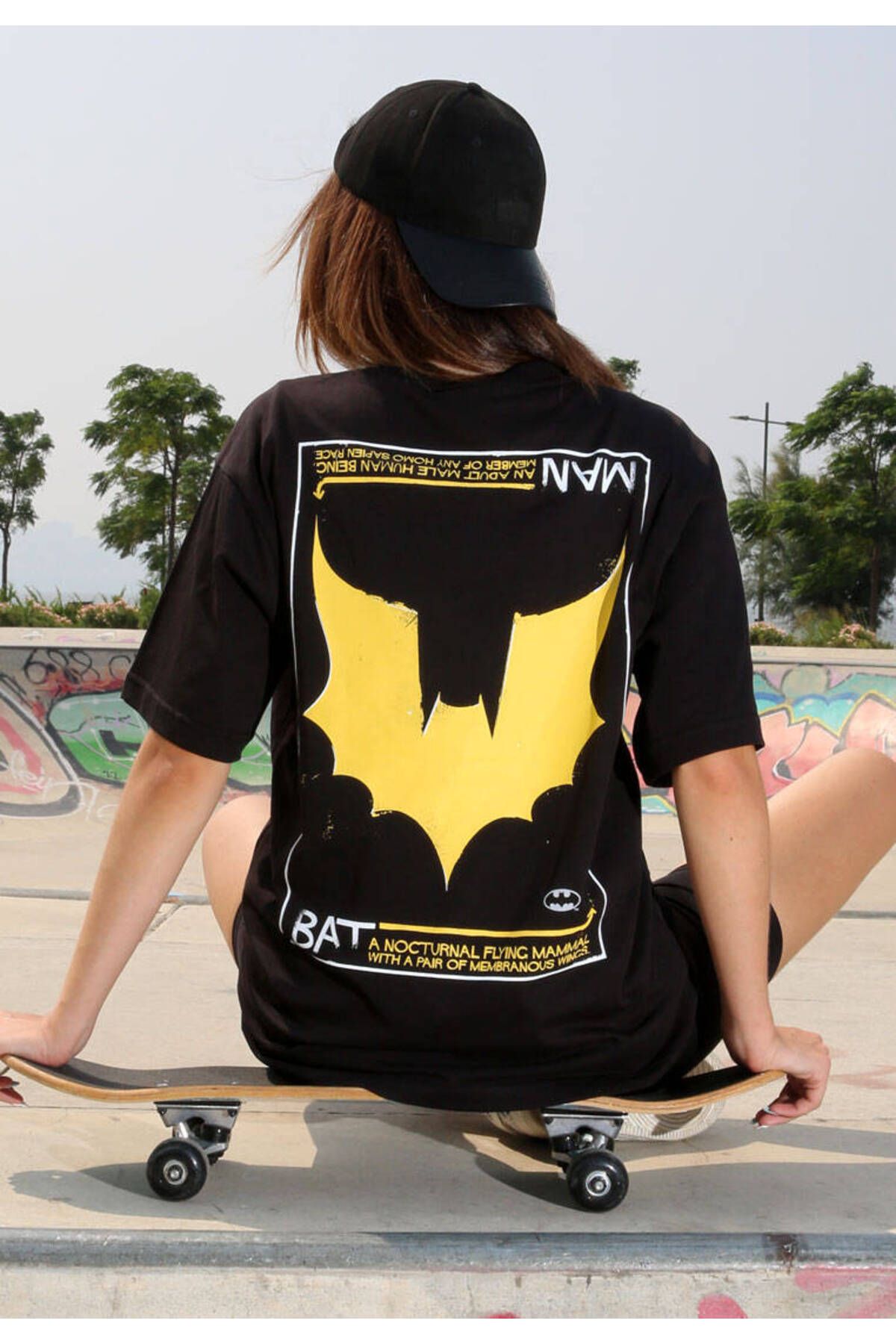 Dogo Unisex Vegan Siyah T-shirt - Batman Black And Yellow Tasarım