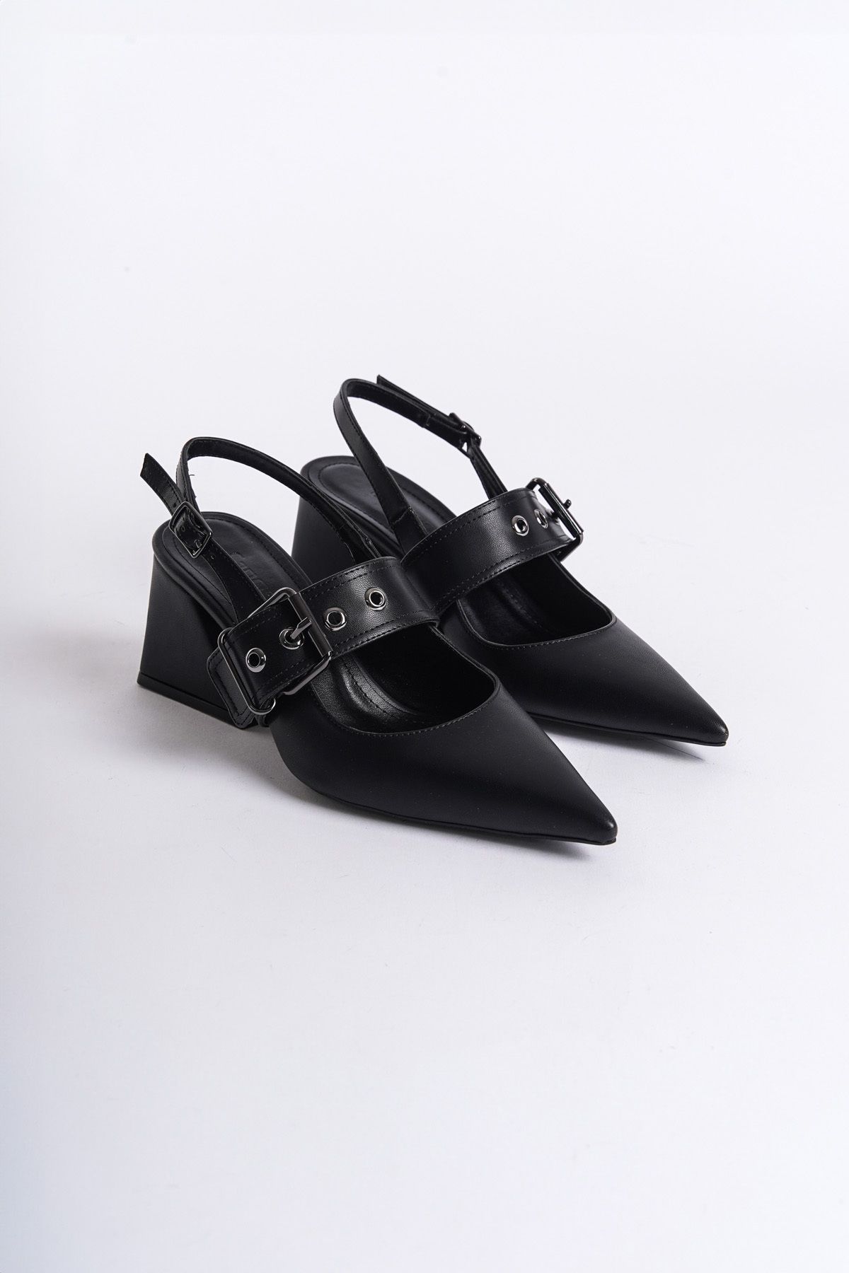 Capone Outfitters Arkası Açık Bantlı Toka Detaylı Kalın Topuklu Kadın Ayakkabı