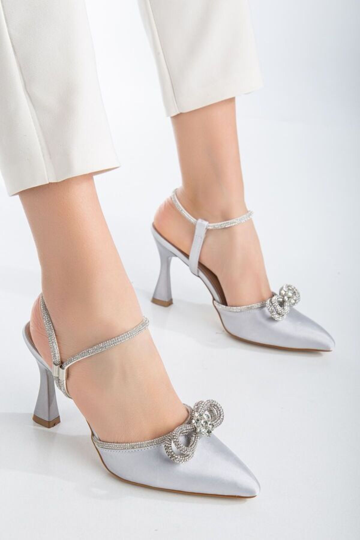 pabucmarketi Gümüş Gri Saten Taşlı Fiyonk Detaylı Sivri Burun Topuklu Kadın Ayakkabı