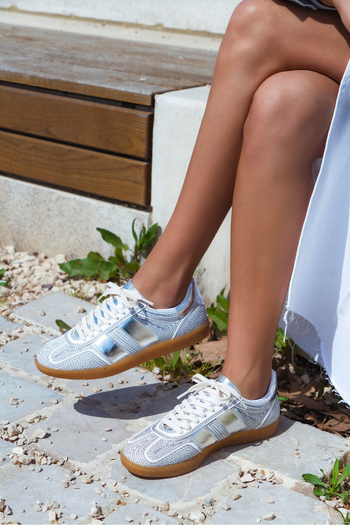 NİŞANTAŞI SHOES Maxwell Beyaz Gümüş Nakış Detaylı Düz Taban Bağcıklı kadın Spor Ayakkabı
