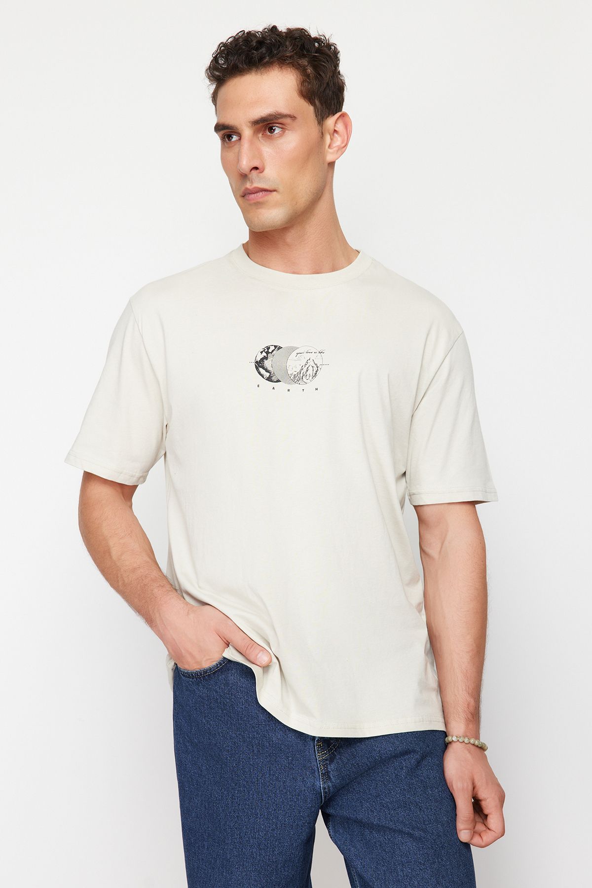 TRENDYOL MAN Taş   Relaxed/Rahat Kesim Baskılı %100 Pamuk T-Shirt TMNSS23TS00261
