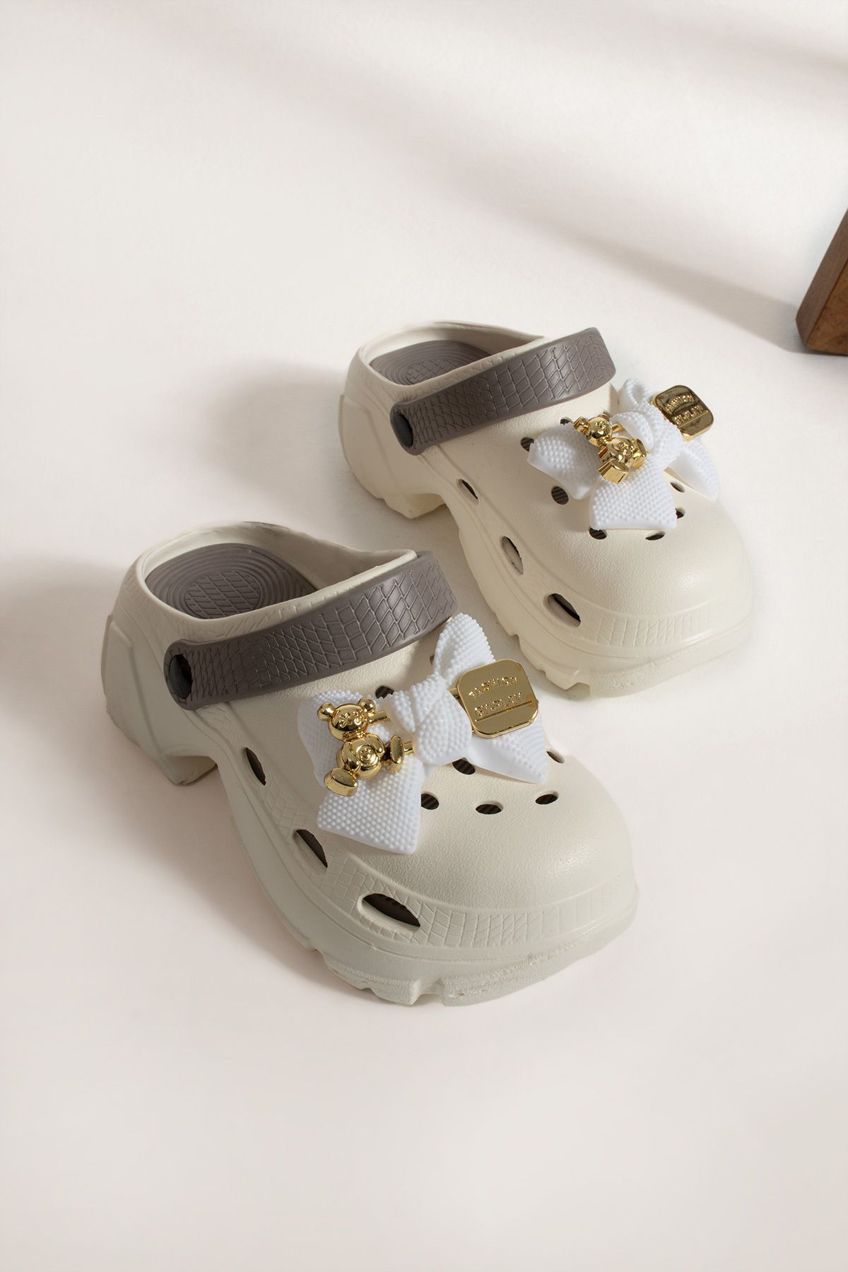 İnan Ayakkabı Beyaz/vizon Renk Ortopedik Iç Tabanlı Fiyon Toka Detaylı Sabo Sandalet & Terlik 6 Cm Taban