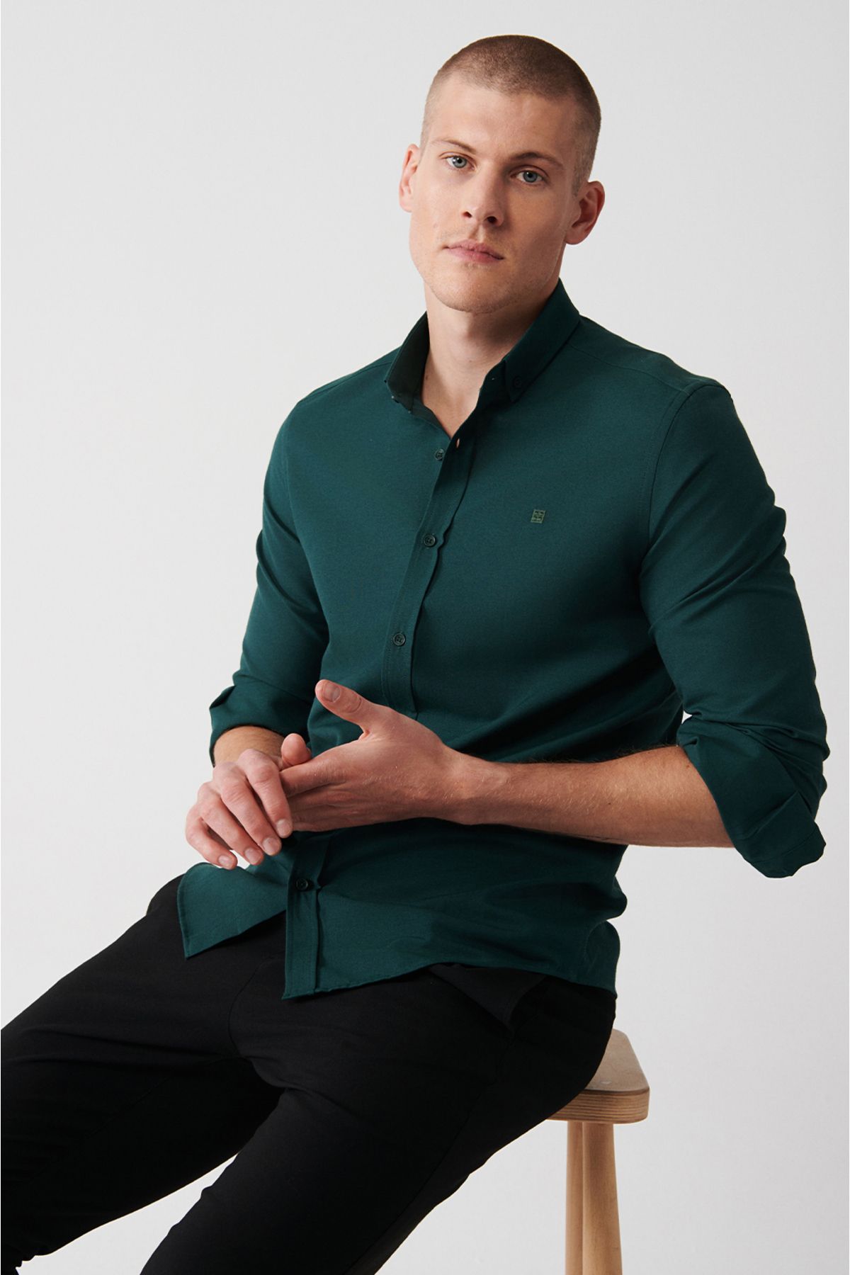 Avva Erkek Koyu Yeşil Düğmeli Yaka Kolay Ütülenebilir Oxford Pamuklu Regular Fit Gömlek E002000