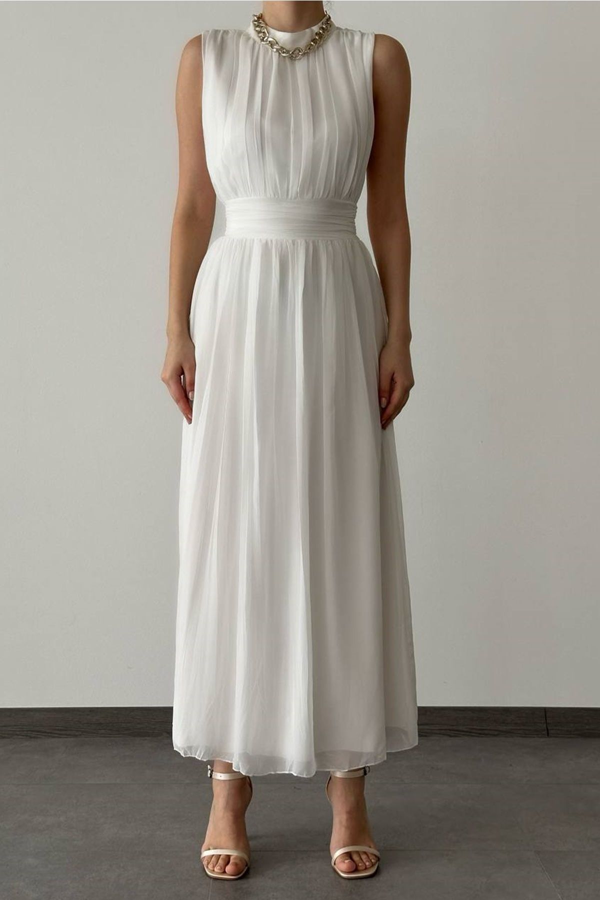 bayansepeti Beyaz Astarlı Şifon Kumaş Dik Yaka Sırt Dekolteli Tasarım Kolsuz Maxi Elbise 099