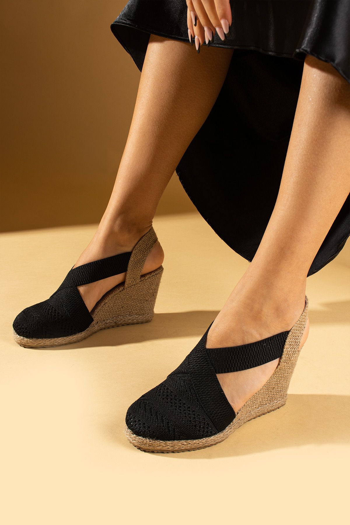 Pembe Potin Kadın Siyah Hasır Nakış Rahat Dolgu Taban Şık Günlük Sandalet