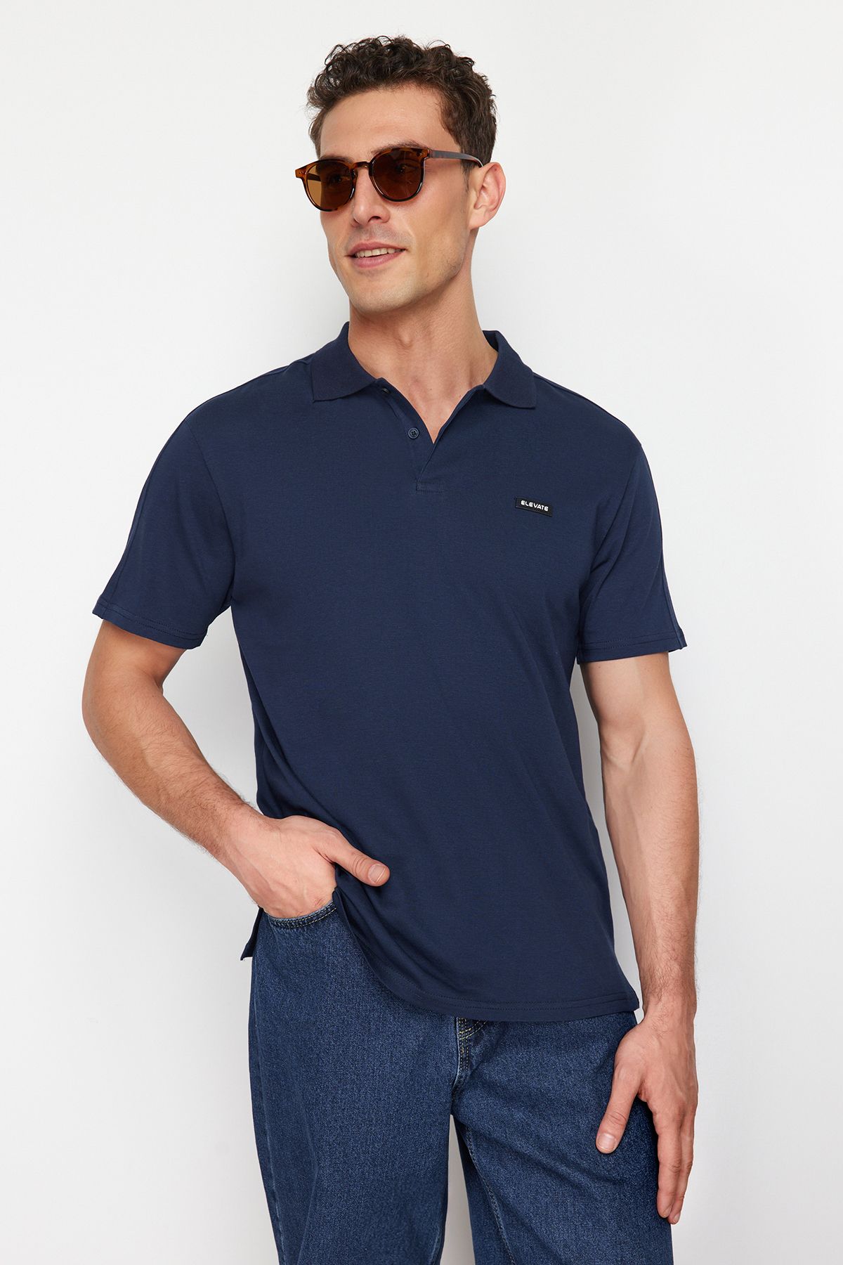TRENDYOL MAN Lacivert Erkek Regular/Normal Kesim Etiket Aplikeli %100 Pamuk Polo Yaka T-shirt TMNSS24TS00158