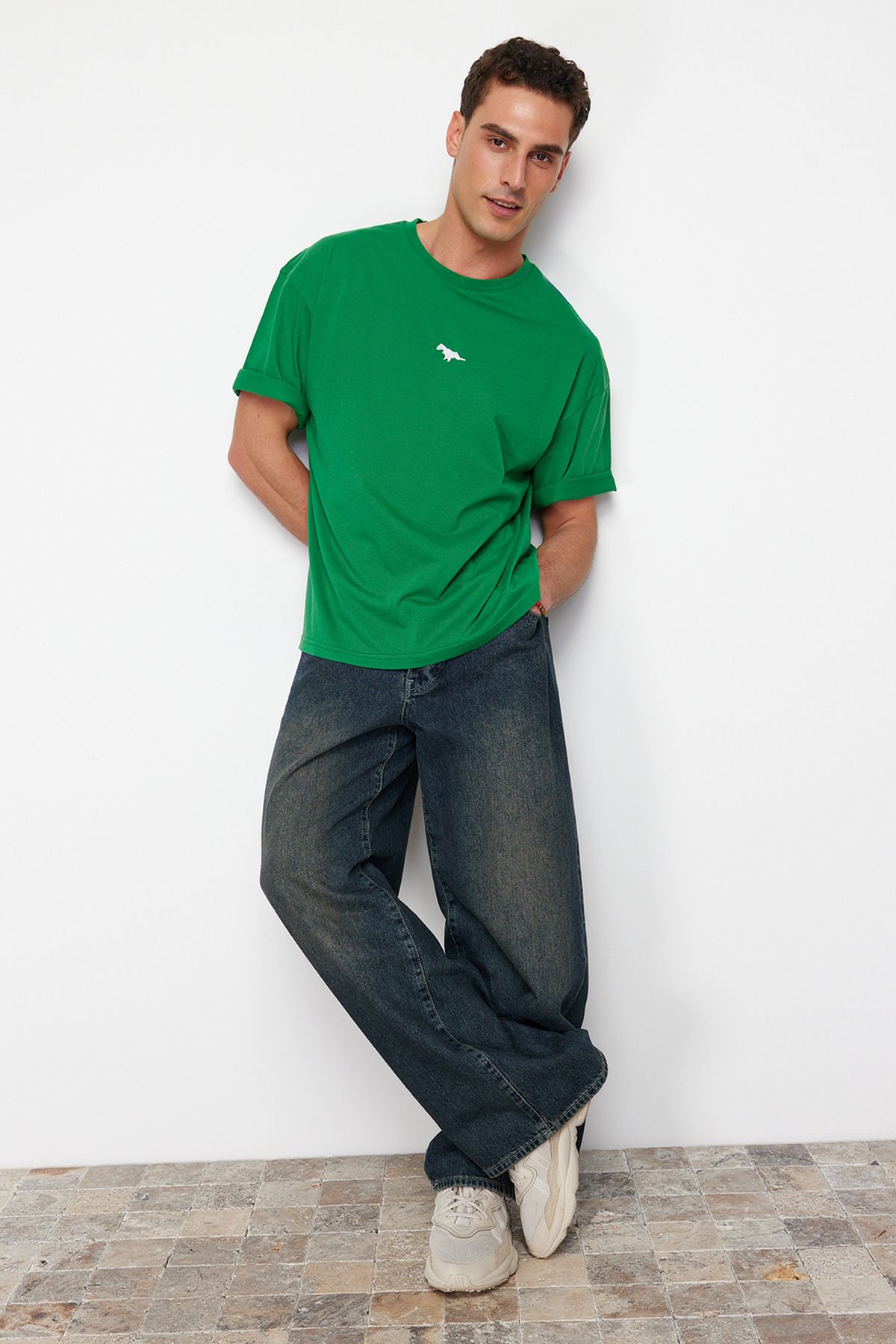 TRENDYOL MAN Yeşil Oversize/Geniş Kesim Dinozor Nakışlı %100 Pamuklu T-Shirt TMNSS23TS00243 TMNSS23TS00243